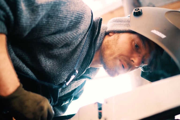 Ein Mann mit Schweißhelm bei der Arbeit