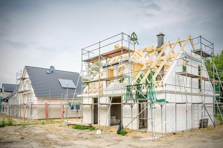 Neubau mit Gerüst und Richtkranz