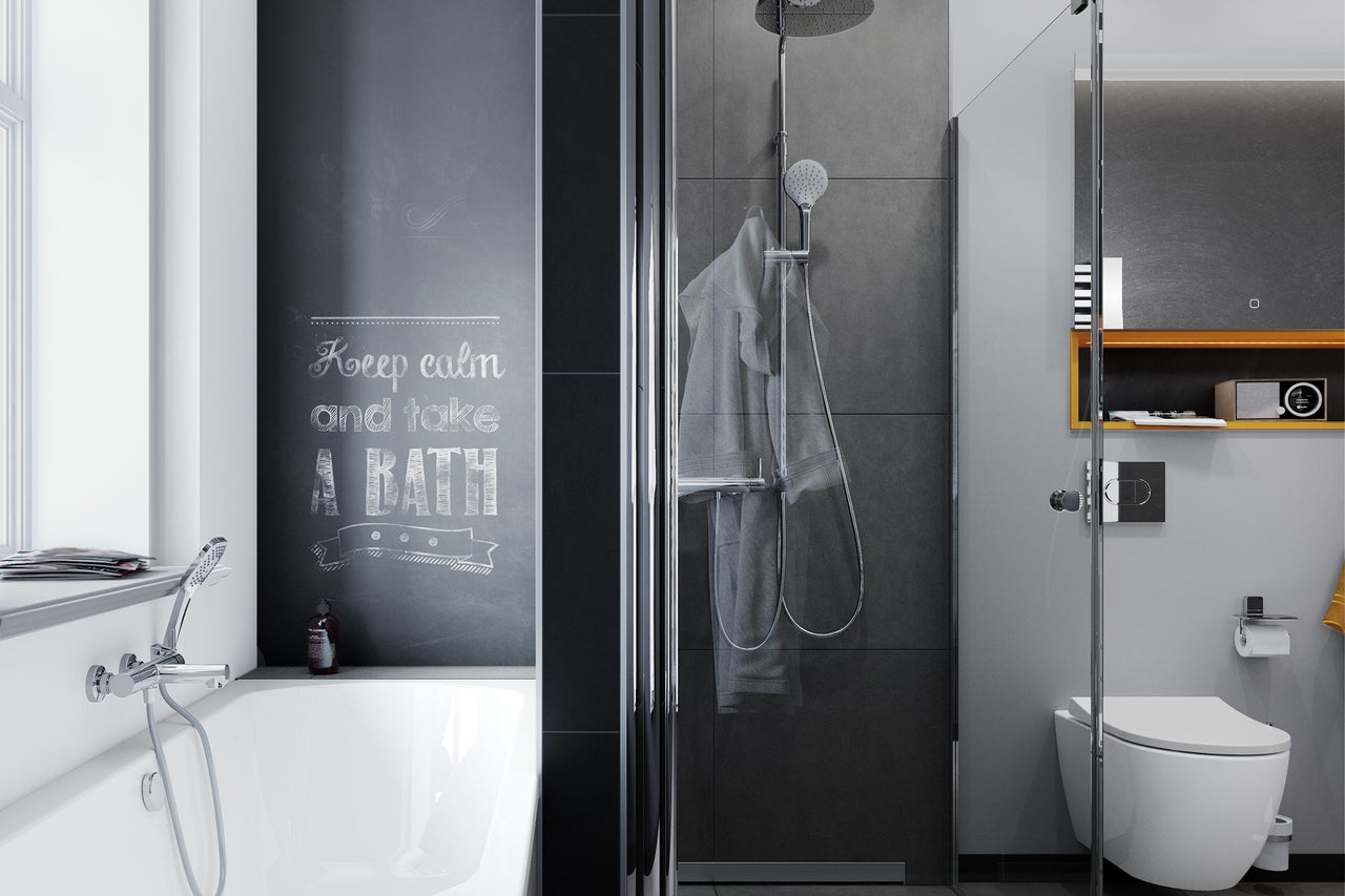 Badezimmer mit Badewanne, Dusche und Toilette im modernen Design