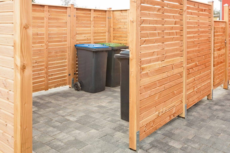 Mülltonnenbox aus Holz mit mehreren Mülltonnen