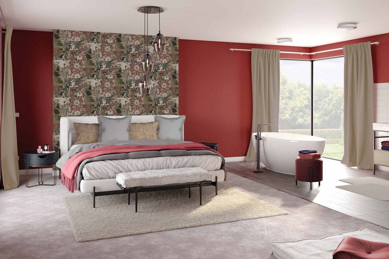 Helles Schlafzimmer mit Tapete, Bett, Badewanne und Fenstern