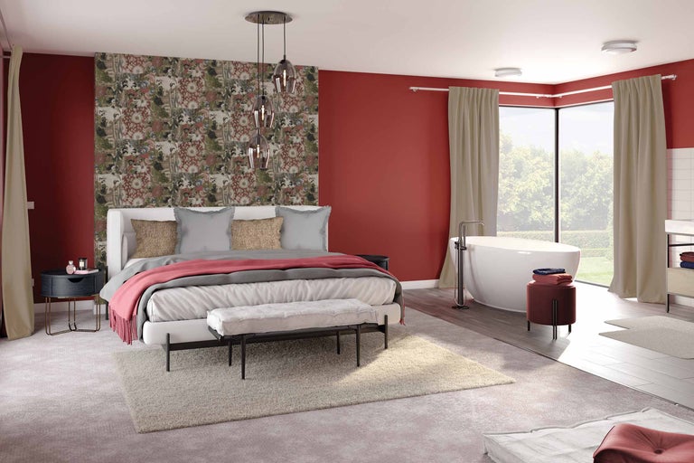 Helles Schlafzimmer mit Tapete, Bett, Badewanne und Fenstern