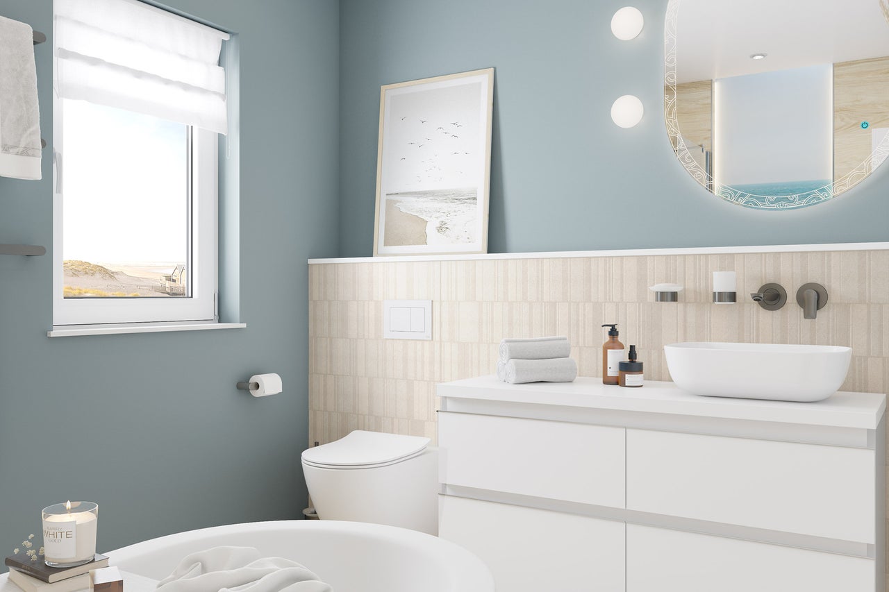 Modernes Badezimmer mit Waschbecken, Spiegel und Toilette