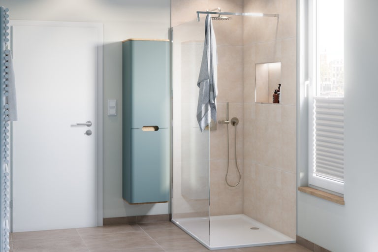 Helles Badezimmer mit Dusche, Waschbeckenunterschrank und Fenster