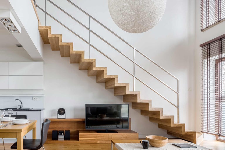 Heller Wohnraum mit Holztreppe, TV-Möbel und minimalistischem Dekor