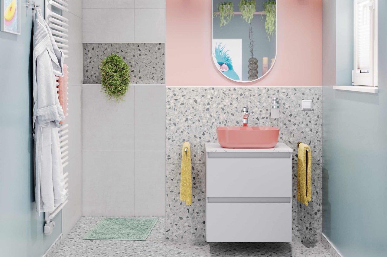 Helles Badezimmer mit Waschbecken, Spiegel und Handtüchern