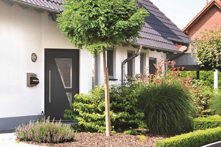 Einfamilienhaus mit Haustür, Briefkasten und Garten