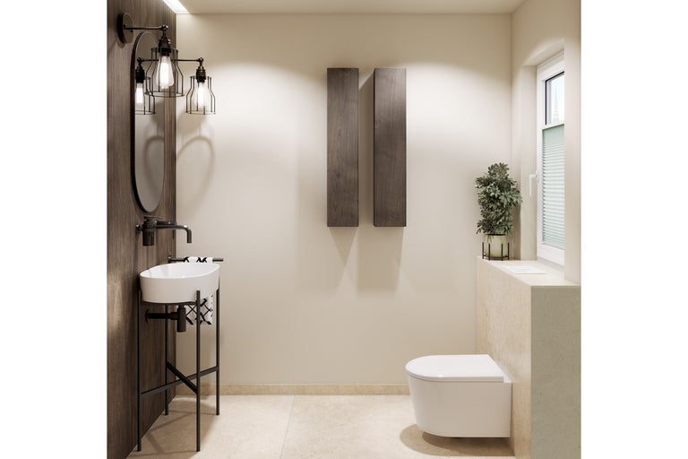 Modernes Gäste-WC mit weißem Waschbecken auf schwarzem Gestell, Wand-WC, schmalen Holzschränken, ovalem Spiegel und industriellen Wandleuchten.
