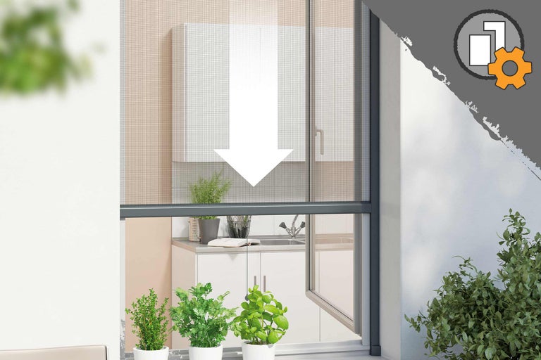 Herablassbares Insektenschutzrollo für Fenster im Einsatz mit Pfeil nach unten.