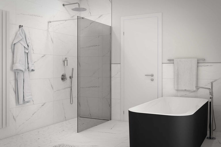 Badezimmer mit Duschwand, Badewanne und weißen Marmorfliesen