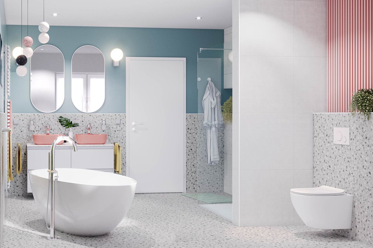 Helles Badezimmer mit Badewanne, Waschtisch, Spiegeln, Toilette und Dusche in einem modernen Design.
