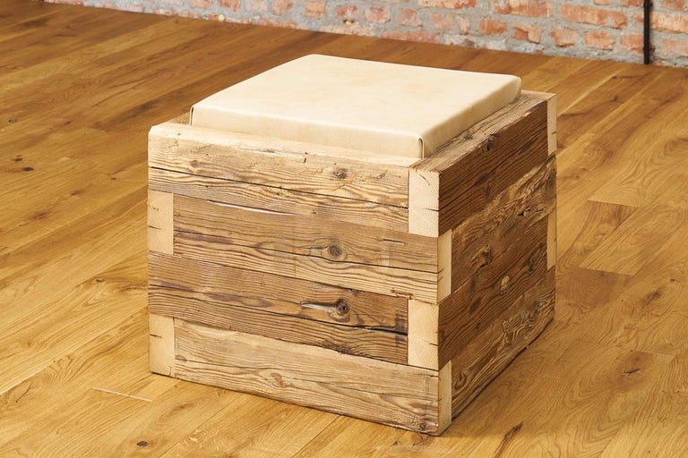 Holzhocker mit Sitzkissen