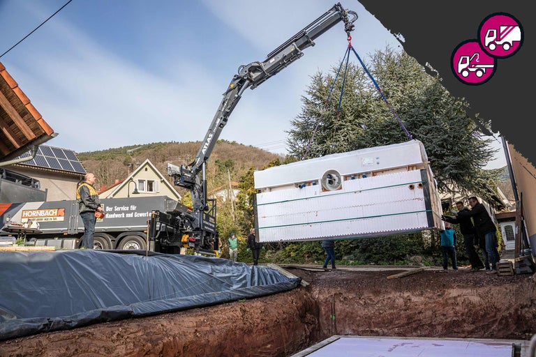 Einbau eines Swimmingpools mit Kranwagen von Hornbach.