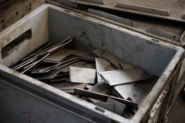 Behälter gefüllt mit Metallplatten