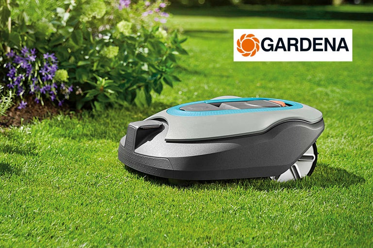 Gardena Mähroboter auf einer Rasenfläche mit Büschen und Blumen im Hintergrund, Gardena Logo.