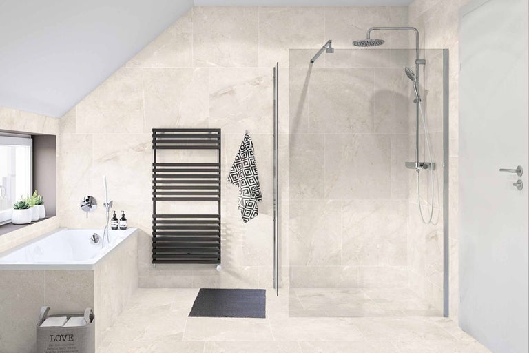Badezimmer mit Badewanne, Dusche und Heizkörper in hellem Design