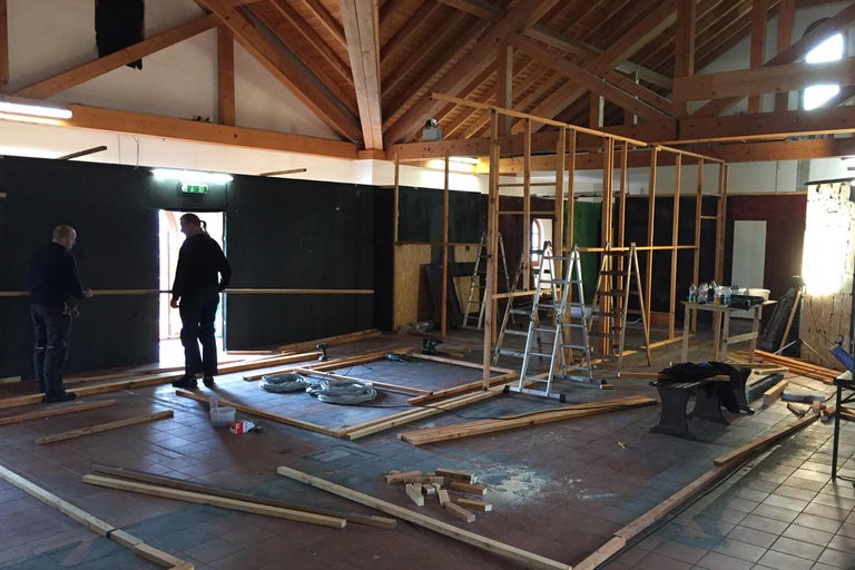 Innenraum mit Holzrahmenbau und Baumaterialien