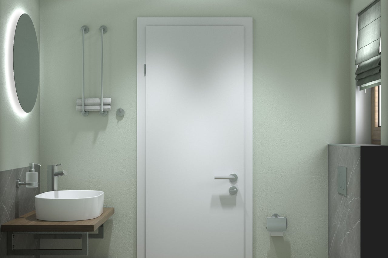 Helles Badezimmer mit Waschtisch, Spiegel, Handtuchhaltern und Tür