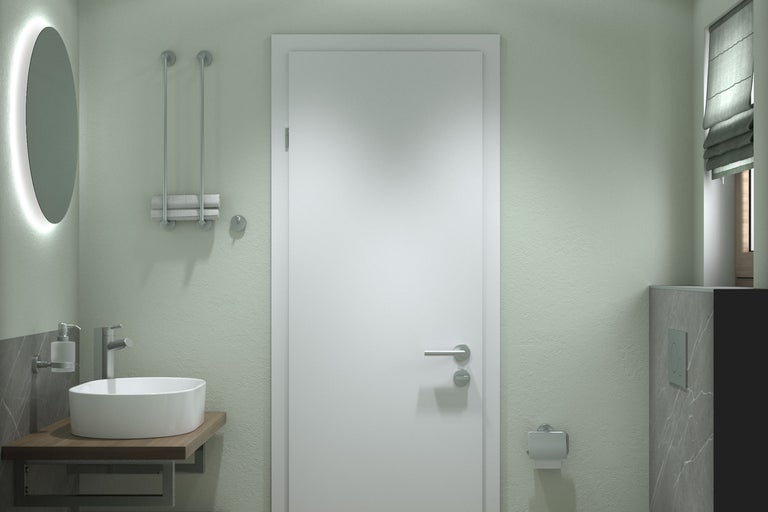 Helles Badezimmer mit Waschtisch, Spiegel, Handtuchhaltern und Tür