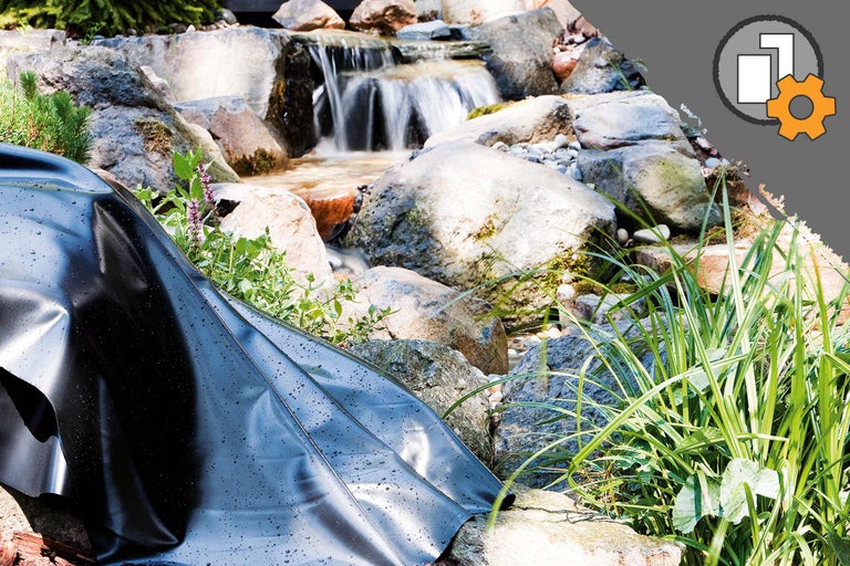 Gartenteich mit Wasserfall, Steinen und Teichfolie