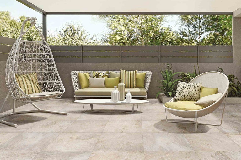 Terrasse mit Lounge-Möbeln und Bodenfliesen