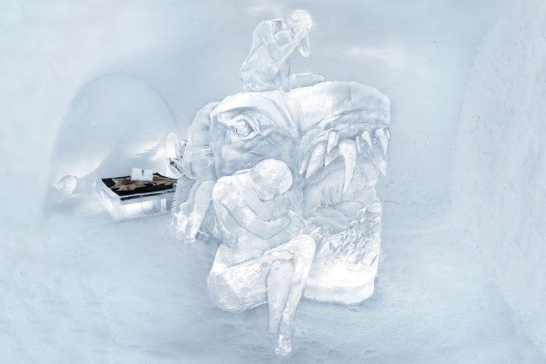 Eis Zimmer mit Eisskulptur und Bett