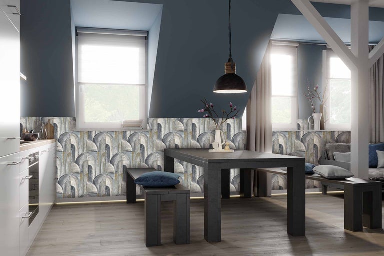 Heller Raum mit Esstisch und Dekorplatten mit Muster