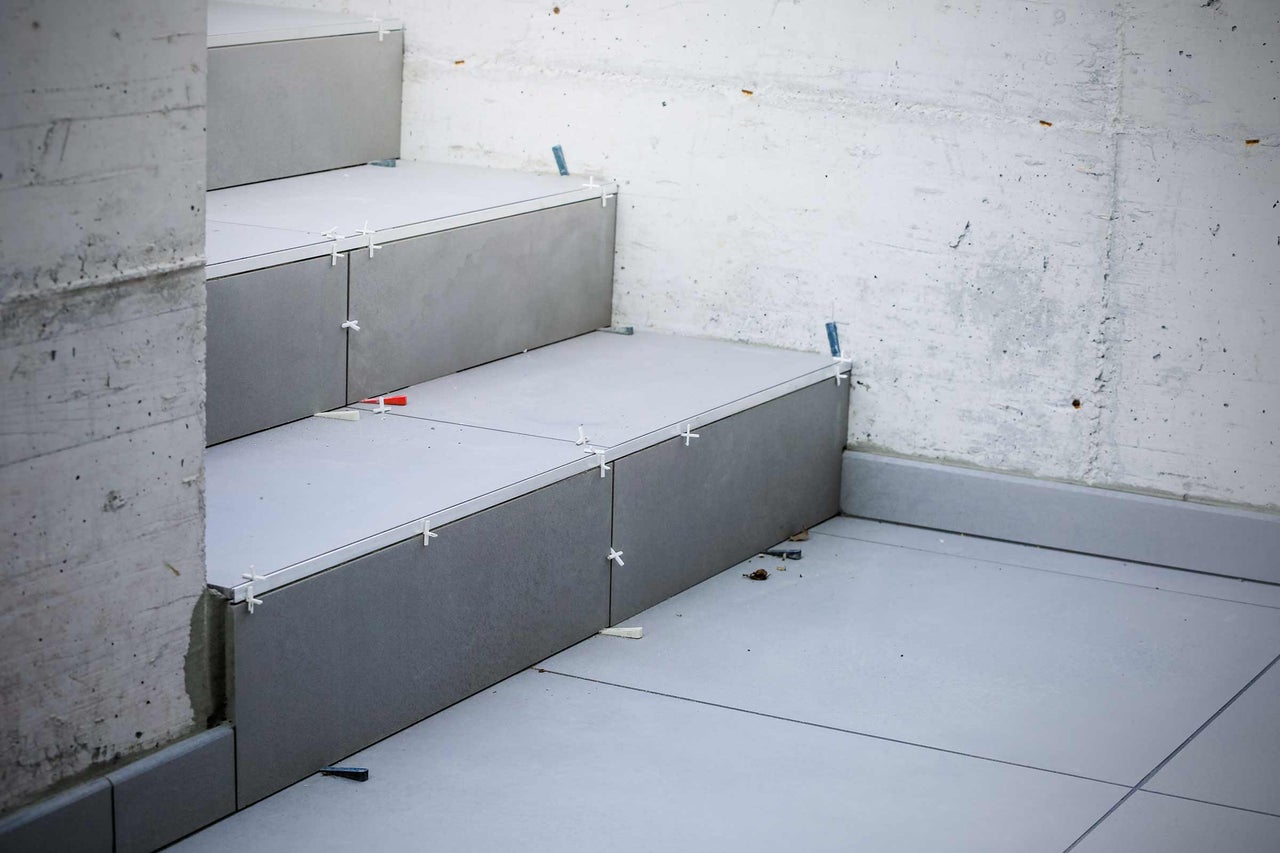 Treppe mit Fliesen und Nivelliersystem im Rohbau