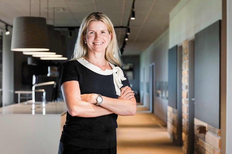 Porträt einer Frau in einem Flur