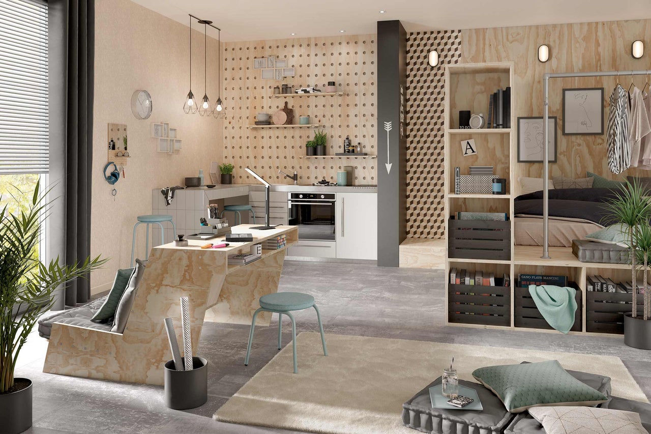 Helles Interieur mit Büro, Küche und Schlafbereich in einem modernen Design