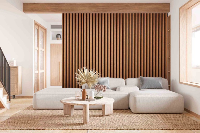 Helles Wohnzimmer mit Wandpaneelen, Sofa und Couchtisch