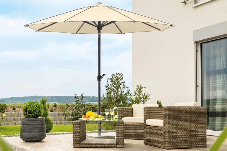 Szene mit Gartensitzgruppe und Sonnenschirm auf einer Terrasse