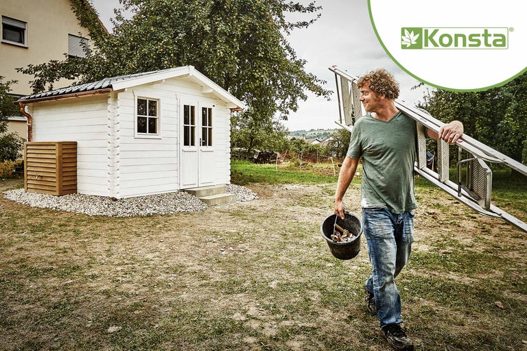 Szene mit einem Gartenhaus und einer Person, die eine Leiter trägt. Konsta Logo.