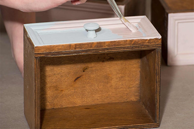 Holzschublade wird gestrichen