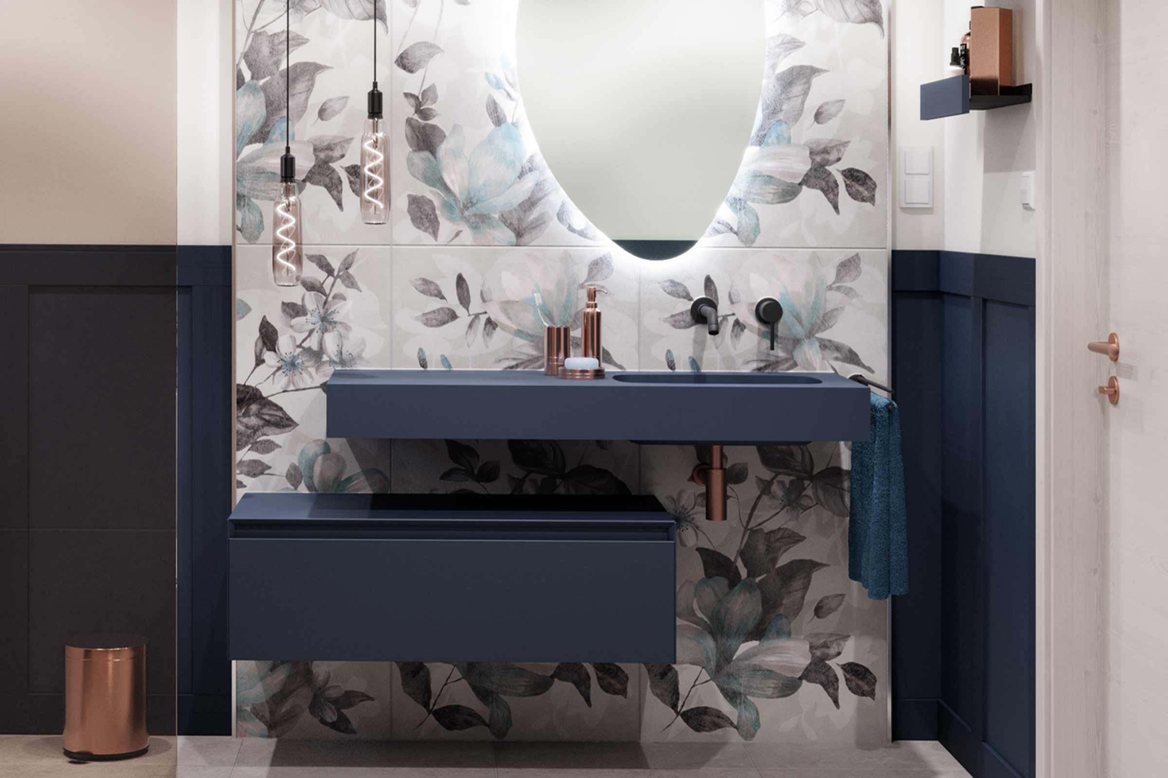 Modernes Badezimmer mit blauem Waschtisch, Spiegel mit Beleuchtung und floralen Fliesen