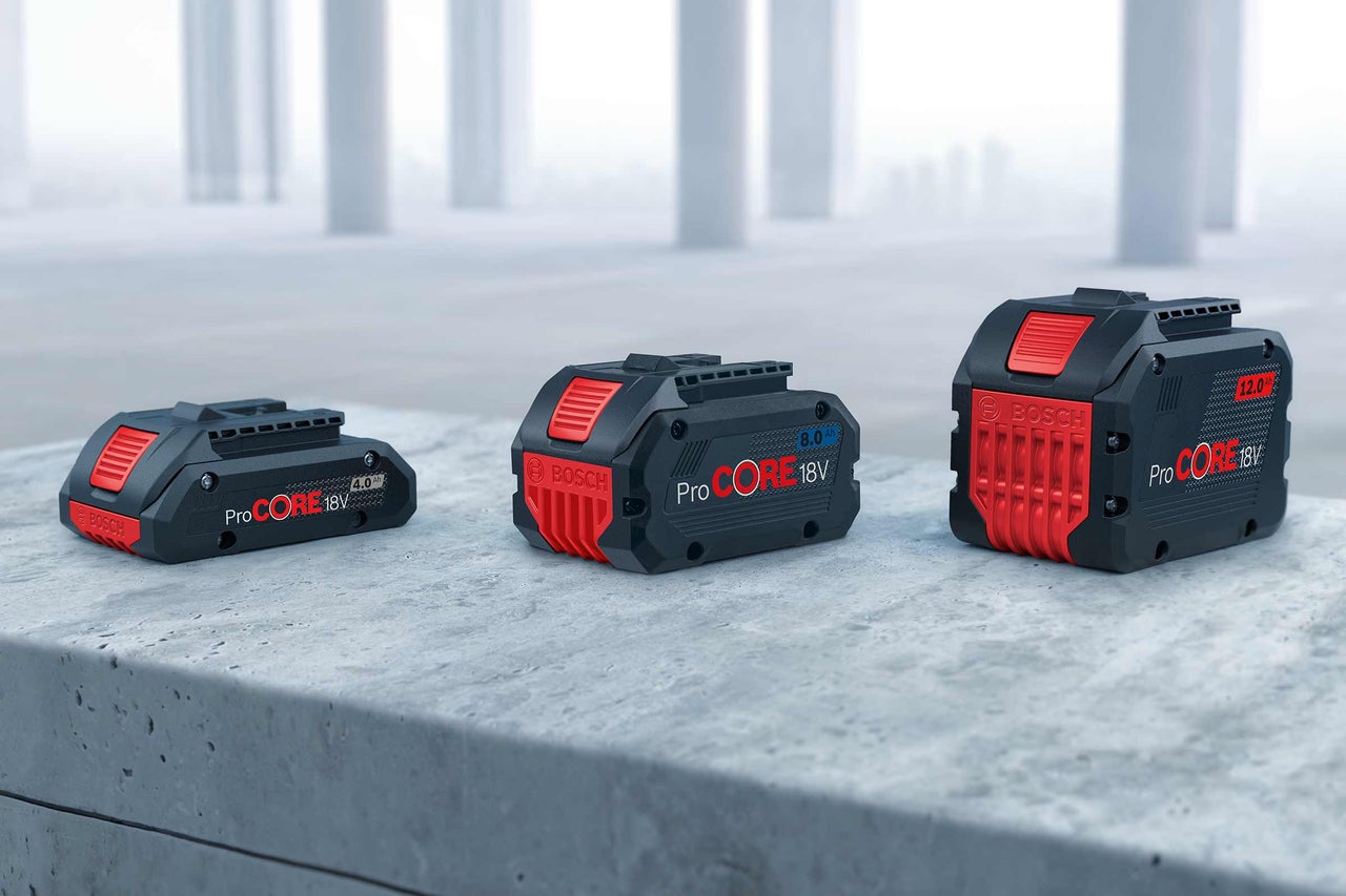 Drei Bosch ProCore 18V Akkus mit unterschiedlicher Leistung auf einer Betonoberfläche.