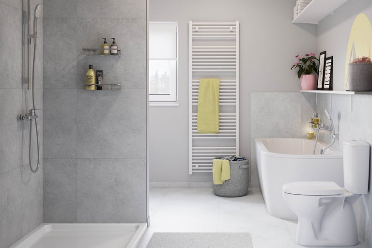 Helles Badezimmer mit Dusche, Badewanne, Toilette, Heizkörper und Regalen