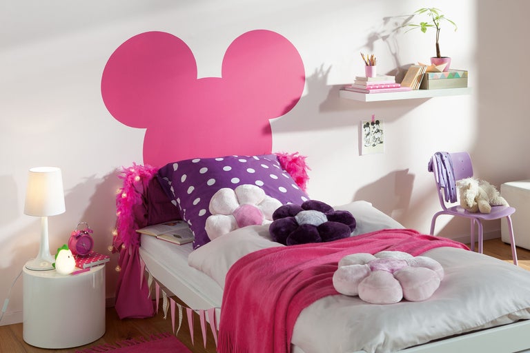 Kinderzimmer mit Bett, Nachttisch und Dekorationen