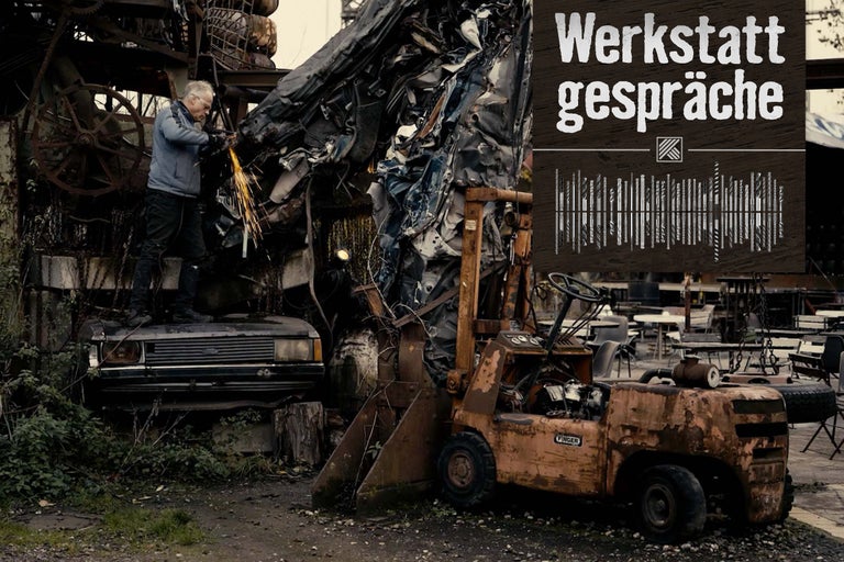 Werkstattgespräche: Ein Mann arbeitet mit einem Schweißgerät an einer Schrottskulptur, neben einem Gabelstapler.