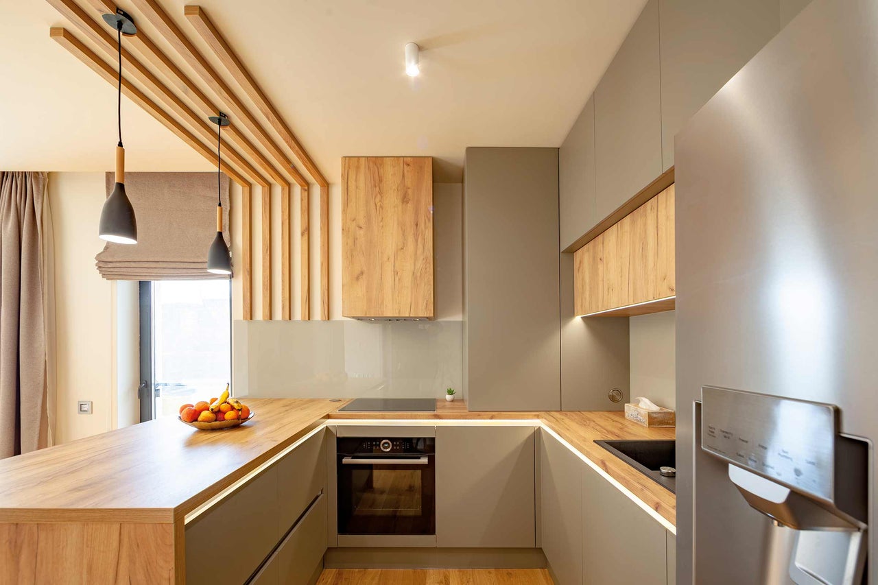 Moderne Küche mit Holz Arbeitsplatte, Küchenschränken und Geräten.
