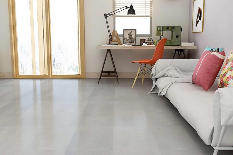 Heller Wohnraum mit Bodenbelag in Fliesenoptik, Schreibtisch und Sofa