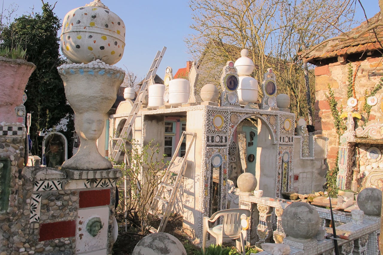 Dekorative Gartenarchitektur mit Statuen und Mosaiken