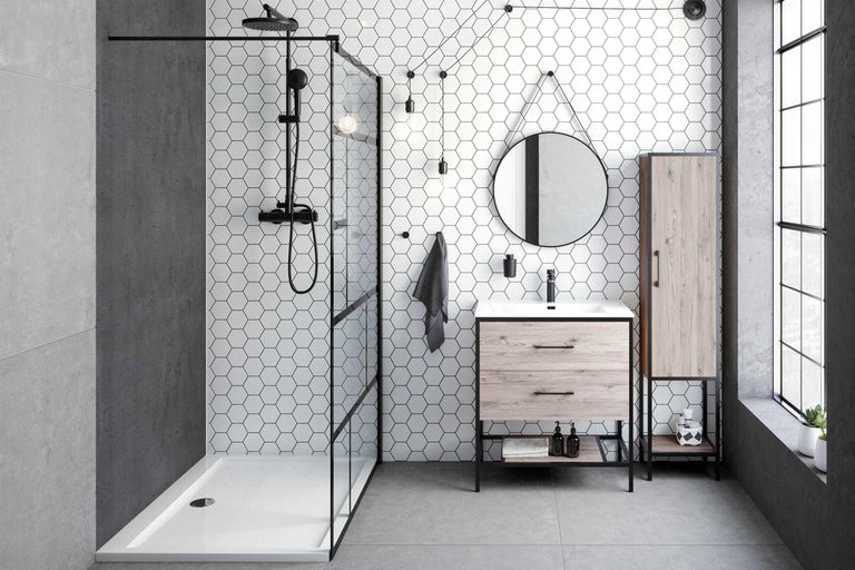 Modernes Badezimmer mit Dusche, Waschtisch, Spiegelschrank und hexagonalen Wandfliesen