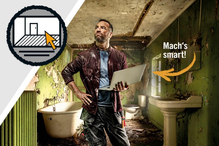 Mann mit Laptop in einem renovierungsbedürftigen Badezimmer mit Badewanne, Toilette und Waschbecken.