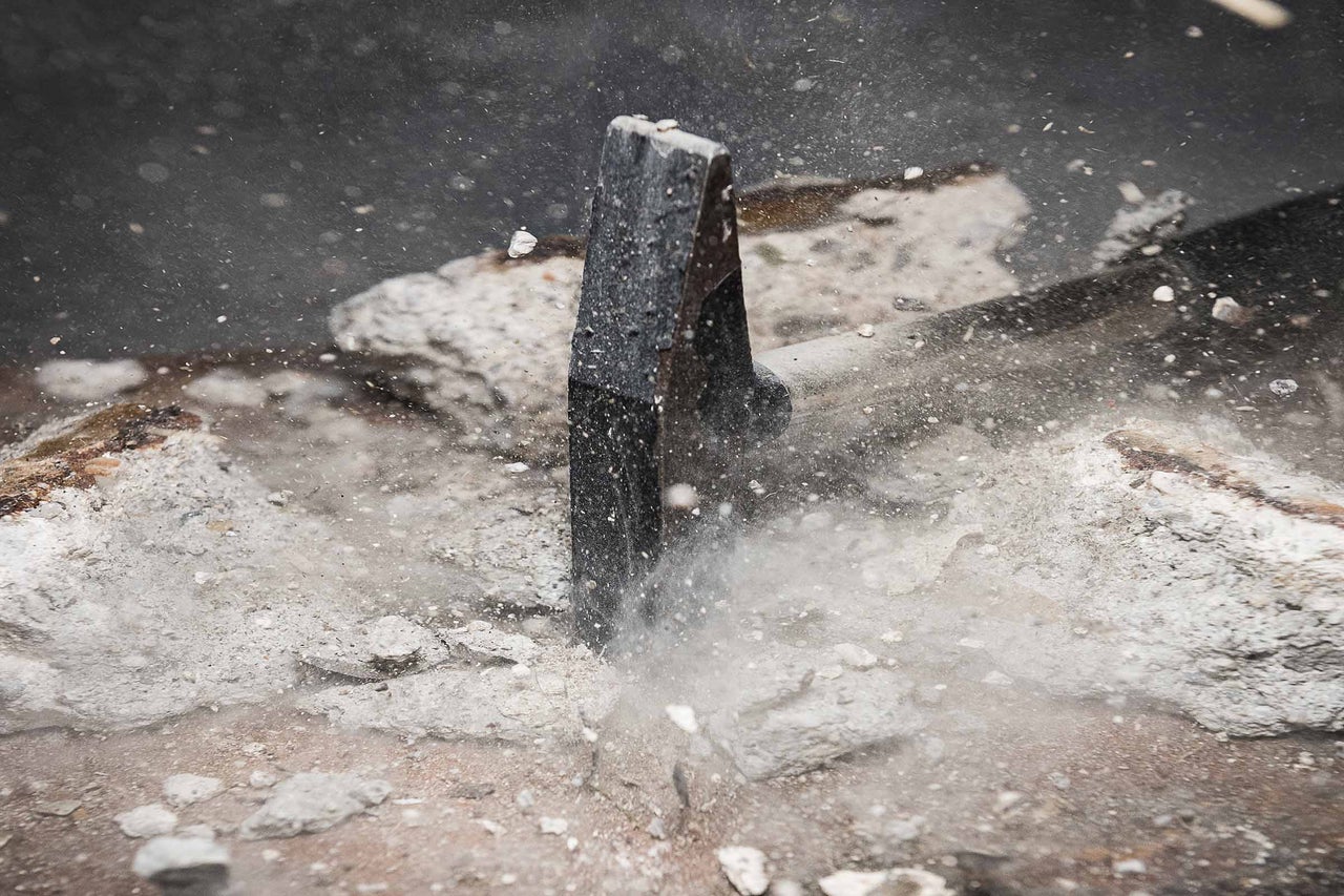 Meißel im Einsatz beim Zerkleinern von Beton
