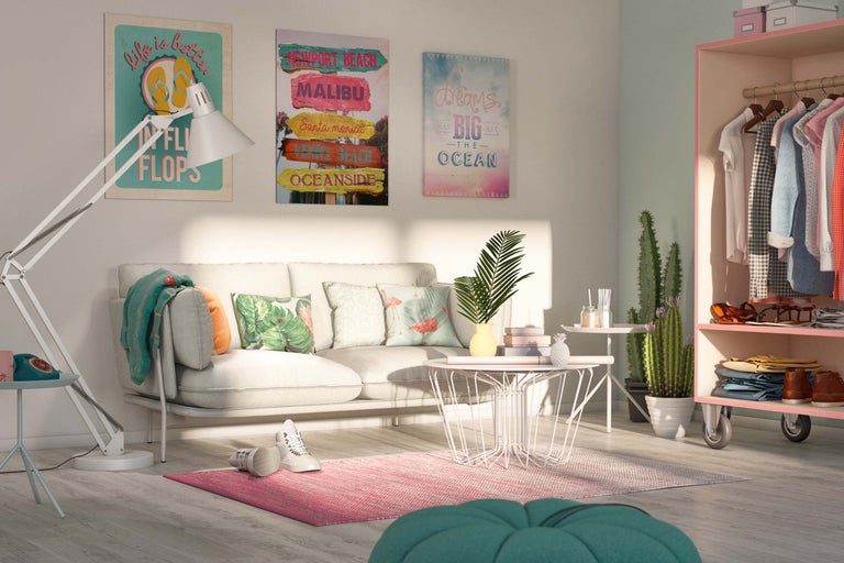 Wohnzimmer mit Sofa, Tisch, Stehlampe, Teppich und Kleiderschrank