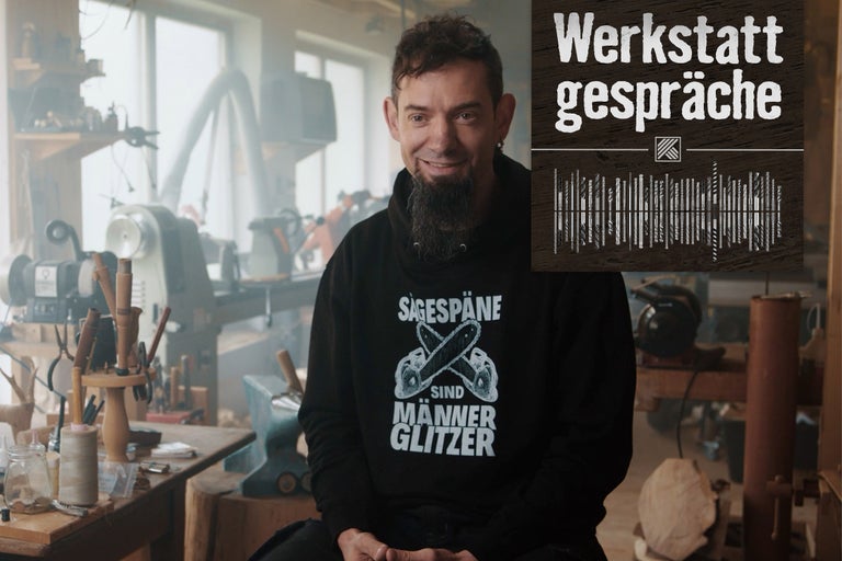 Porträt eines Mannes in einer Werkstatt mit dem Schriftzug Werkstattgespräche