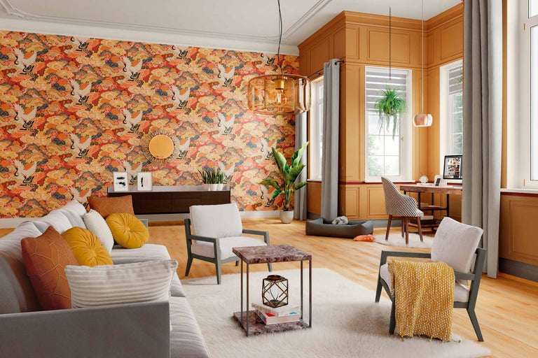 Wohnzimmer mit gemusterter Tapete, Sofa, Sesseln, Tisch und Schreibtisch.