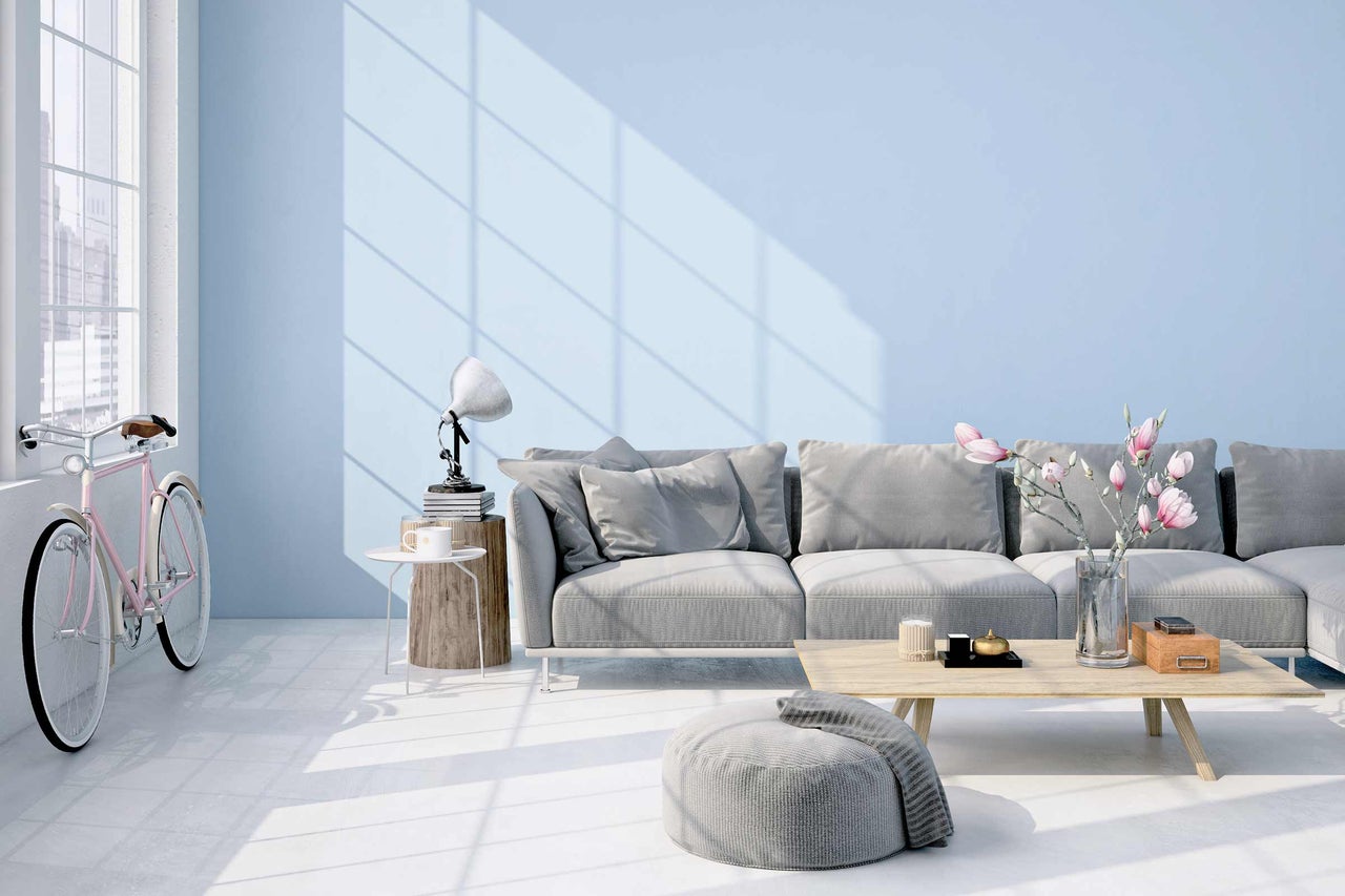 Heller Wohnraum mit Sofa, Tisch und Fahrrad