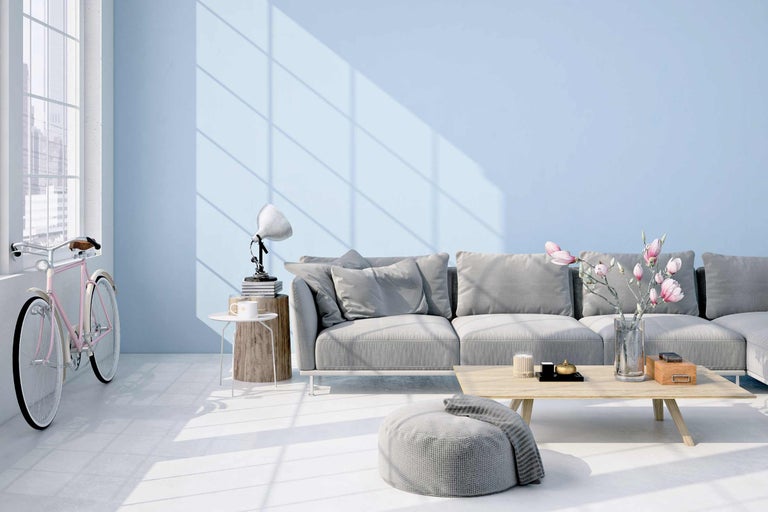 Heller Wohnraum mit Sofa, Tisch und Fahrrad